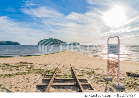 Tombolo on the Higashihazu Coast, a straight road leading to Maejima <Nishio City, Aichi Prefecture> 95278457