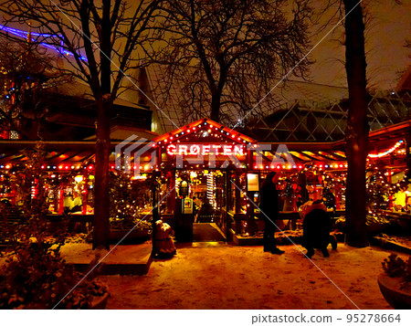 丹麥哥本哈根，晚上在蒂沃利花園的“格羅夫滕”餐廳 95278664