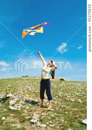 woman with kite 95278838