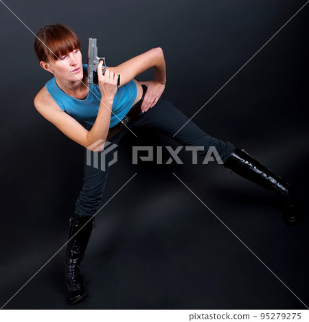 woman with gun 95279275