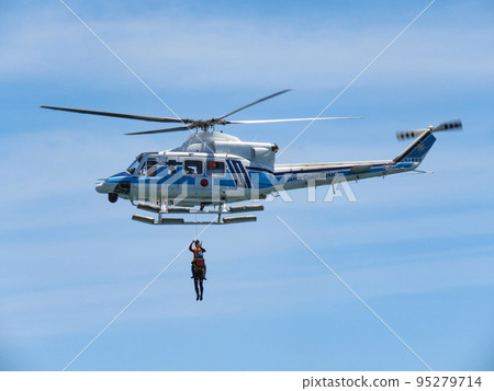 在搶救訓練期間的日本海岸警衛隊直升機 95279714