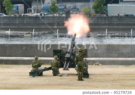 Howitzer of the Ground Self-Defense Force firing blanks 95279726