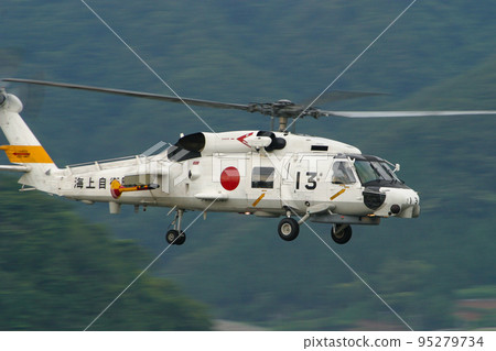 飛行中的海上自衛隊巡邏直升機 95279734