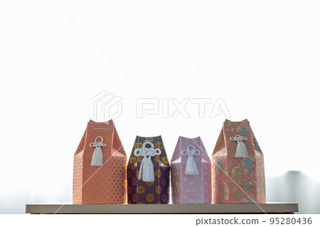 The remains of a dog, a funeral urn, a bone The remains of a dog, a funeral urn, a bone 95280436