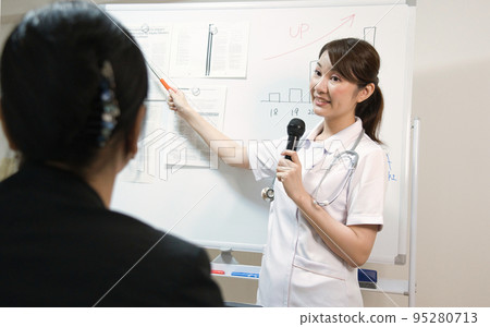 做介紹的一位醫療婦女 95280713