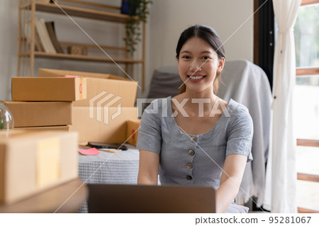 Asian small business owner working at home office. Business retail market and online sell marketing delivery, SME e-commerce concept 95281067