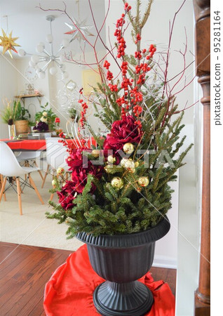 Japanese-Western eclectic, modern kadomatsu decoration. Red berries, pine, golden ornaments, purple roses Japanese-Western eclectic, modern kadomatsu decoration. Red berries, pine, golden ornaments, purple roses 95281164