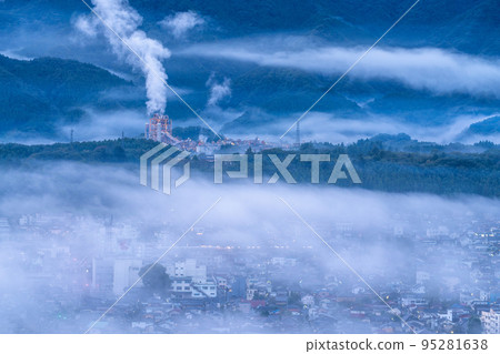 《Saitama Prefecture》 Chichibu Cityscape wrapped in a sea of clouds 95281638