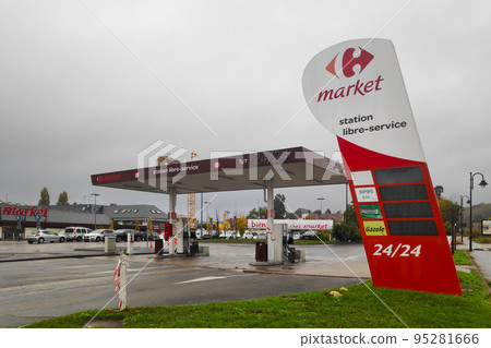 Gas station closed due to the shortage of fuel Gas station closed due to the shortage of fuel 95281666