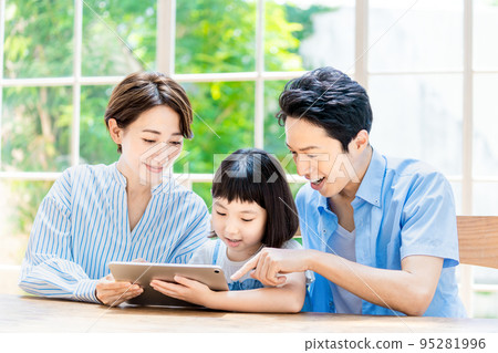 A family watching over an elementary school girl studying A family watching over an elementary school girl studying 95281996
