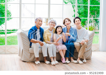 沙發上的三代家庭 95281999