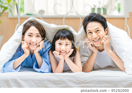Close family in bed Close family in bed 95282000
