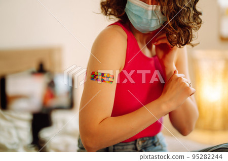 Woman blogger videotapes her vlog at home and speaking about Vaccine for covid-19. 95282244