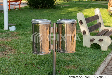 Double metal trash cans 95285053