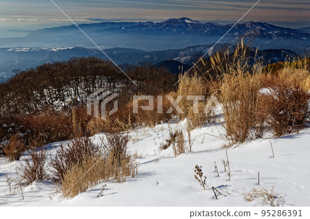 冬天從丹澤鍋張山頂看到的箱根山脈 95286391