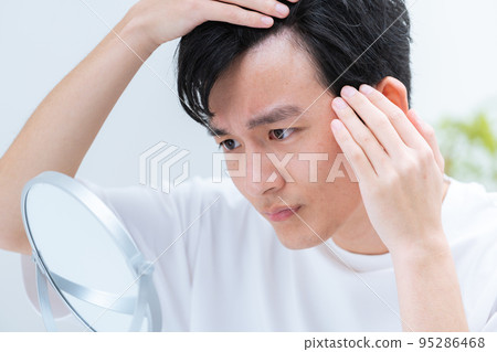 年輕人，稀疏的頭髮，禿頂 95286468