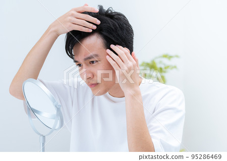 Young man, thin hair, bald 95286469