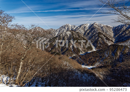 The ridgeline of Yushin Valley and Mt. Hirugatake from Tanzawa in winter 95286473
