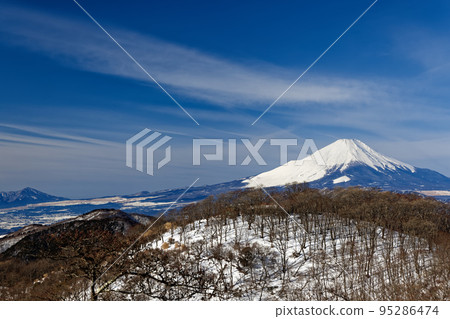 Tanzawa mountains in winter · Nabebarasan and Mt. Fuji 95286474