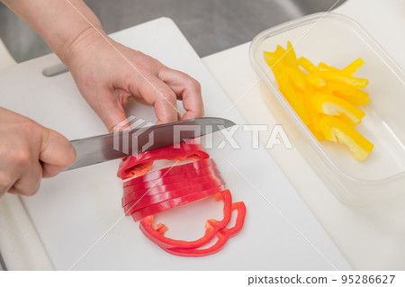 [Slice the red paprika with a Santoku knife] 95286627