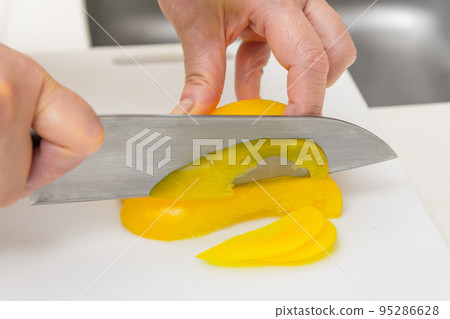 [Cut paprika yellow with a Santoku knife] 95286628