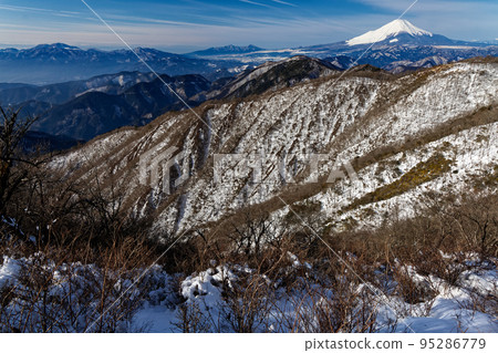 Tanzawa mountains in winter · Nabebarasan and Mt. Fuji Tanzawa mountains in winter · Nabebarasan and Mt. Fuji 95286779