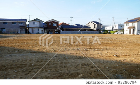 整齊平整的住宅區的空地 95286794