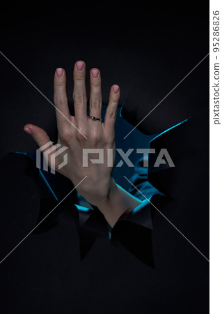 Woman hand with diamond engagement ring solitaire 95286826
