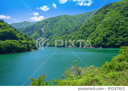Lake Chichibu, Futase Dam, early summer scenery 95287921