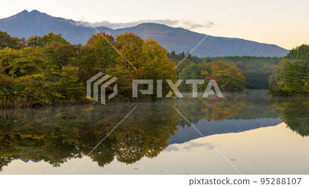 秋田縣秋海山和緒方池 95288107