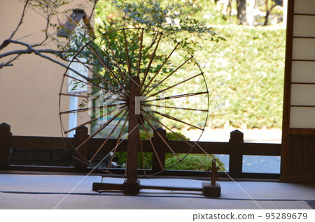 Spinning machine (Former residence of Yukichi Fukuzawa / Rusui-cho, Nakatsu City, Oita Prefecture) Spinning machine (Former residence of Yukichi Fukuzawa / Rusui-cho, Nakatsu City, Oita Prefecture) 95289679