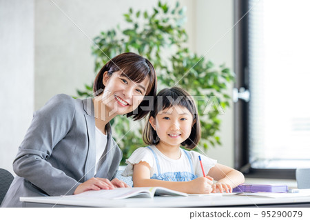 Elementary school girl studying Elementary school girl studying 95290079