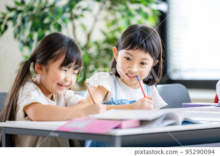 Elementary school student to study 95290094
