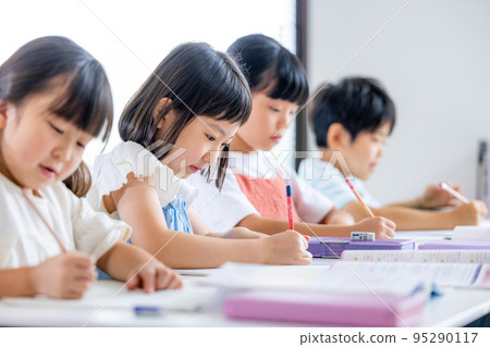 Elementary school student to study Elementary school student to study 95290117