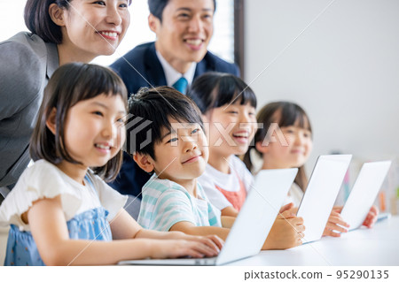 Elementary school students taking online classes 95290135