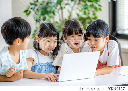 Elementary school student watching PC 95290137