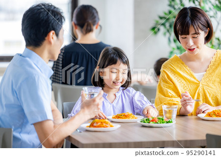 family dining at a family restaurant family dining at a family restaurant 95290141