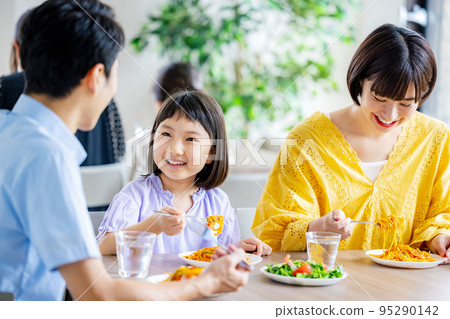 家庭餐廳的家庭用餐 95290142
