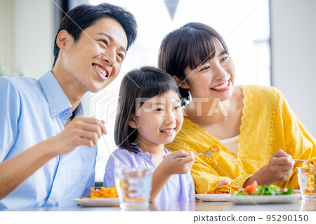 家庭餐廳的家庭用餐 95290150