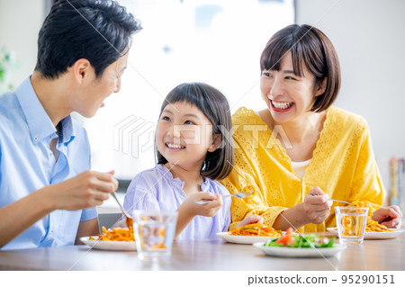 family dining at a family restaurant 95290151