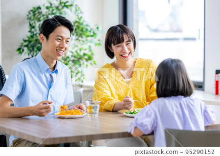 family dining at a family restaurant family dining at a family restaurant 95290152