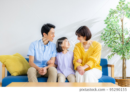 一個在客廳裡放鬆的年輕家庭 95290155