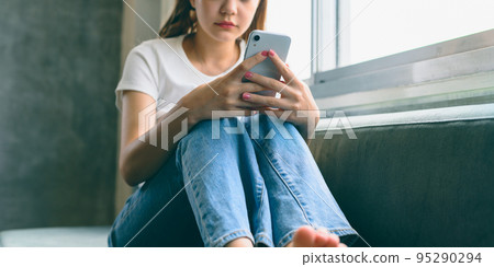 A woman with a smartphone 95290294