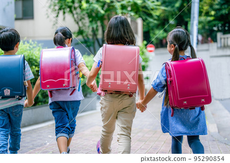 Elementary school students who go to school with a school bag on their backs 95290854
