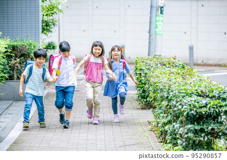 Elementary school students who go to school with a school bag on their backs 95290857