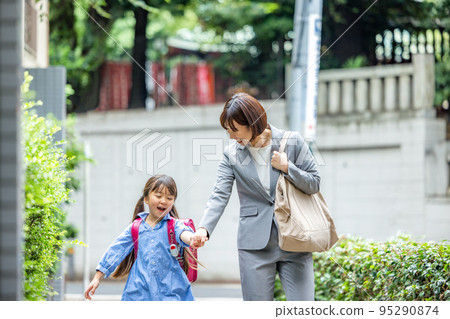 小學生上學和媽媽上學 95290874