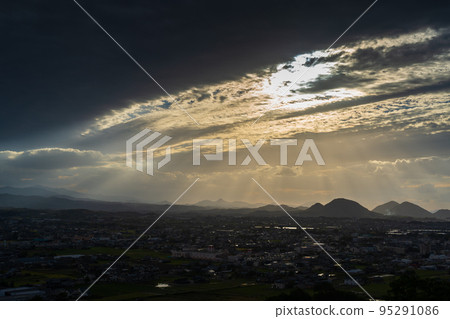 Angel's Ladder (crepuscular rays) Cityscape (Miki-cho, Kagawa-Takamatsu City) 95291086