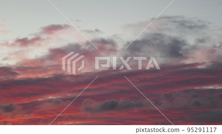 The autumn sky dyed red in the morning glow The autumn sky dyed red in the morning glow 95291117