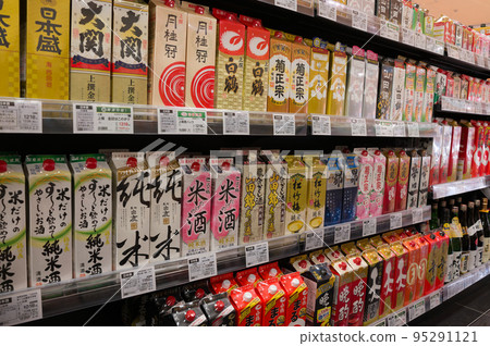 [Osaka Prefecture] Beverage section in a shopping center 95291121