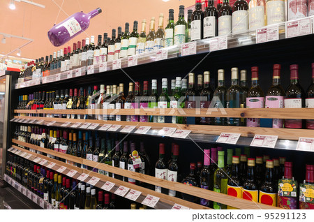 [Osaka Prefecture] Beverage section in a shopping center 95291123